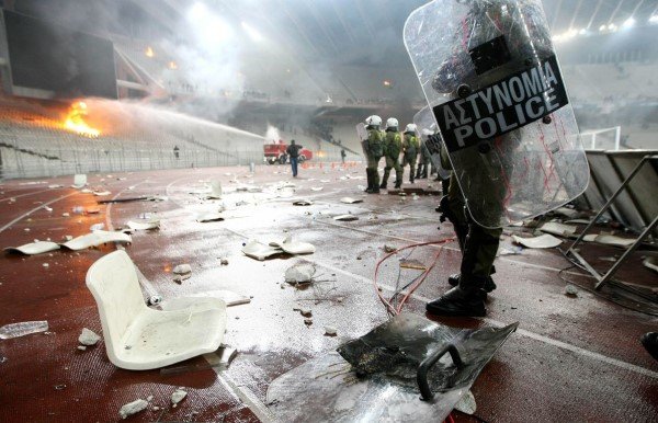 αφού όλοι μας συμφωνούμε ας γίνει πράξη... έξω η αστυνομία από τα γήπεδα