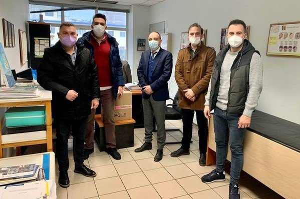 Επίσκεψη της Ένωσής μας στο Κεντρικό Ιατρείο Θεσσαλονίκης – Παράδοση ηλεκτρονικού υπολογιστή και μίας γυάλινης ντουλάπας για την κάλυψη των υπηρεσιακών αναγκών των συναδέλφων μας στην εν λόγω υπηρεσία