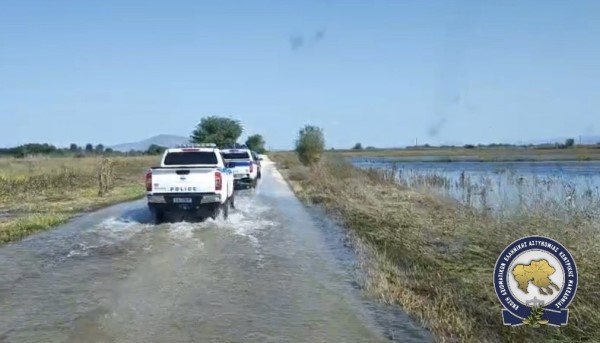 Η Ένωσή μας σε συνεργασία με αστυνομικές δυνάμεις διένειμαν τα είδη πρώτης ανάγκης από πόρτα σε πόρτα σε πλημμυροπαθείς, ειδικά σε ευπαθείς ομάδες, ανήμπορους και ηλικιωμένους